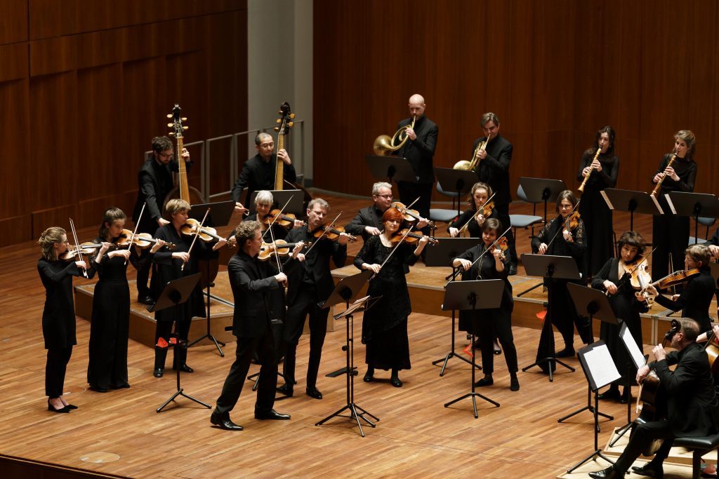 Orquesta Barroca de Friburgo dirigida por Valentin Behringe durante presentación en escenario de madera
