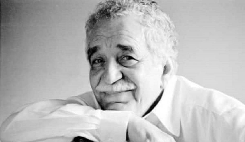 Gabriel García Márquez, escritor colombiano, retrato en blanco y negro apoyado en su mano con expresión reflexiva