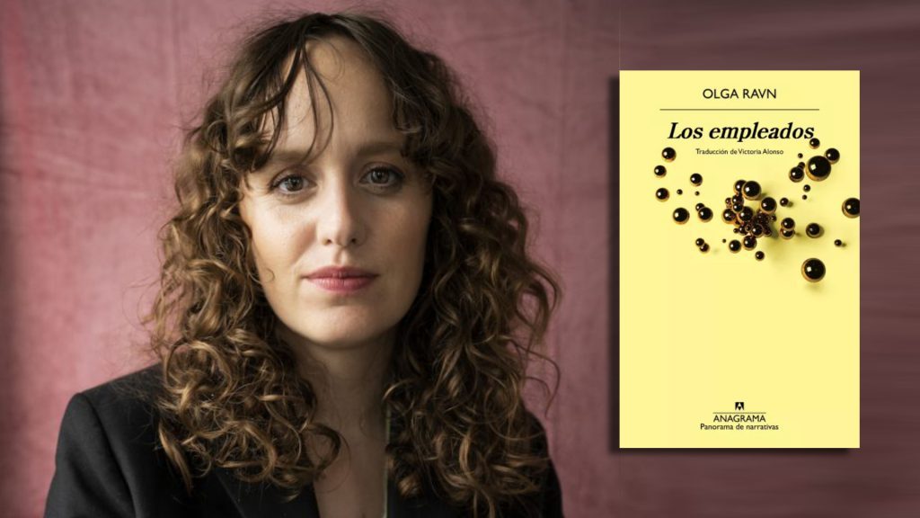 Olga Ravn, autora danesa con cabello rizado oscuro, junto a portada amarilla de su novela Los empleados