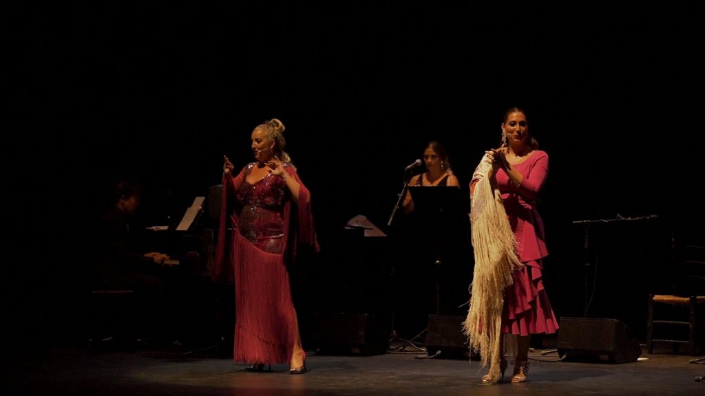 Mariola Cantarero y Marina Heredia en escena con vestidos de noche, durante presentación de fusión flamenco y música