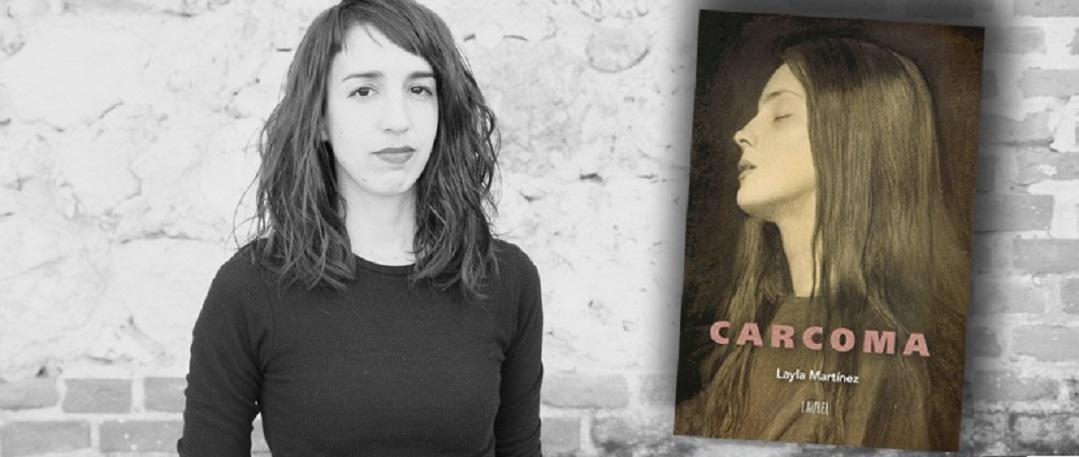 Mujer de cabello largo oscuro frente a pared blanca, junto a portada del libro Carcoma con ilustración de perfil