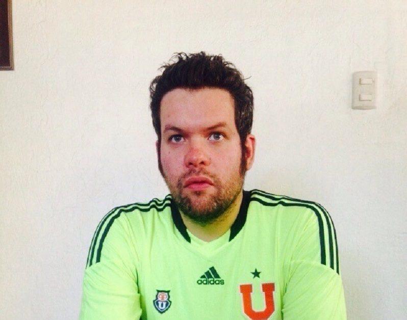 Juan Manuel Silva viste una chaqueta deportiva verde neón con franjas Adidas, mirando directamente a la cámara