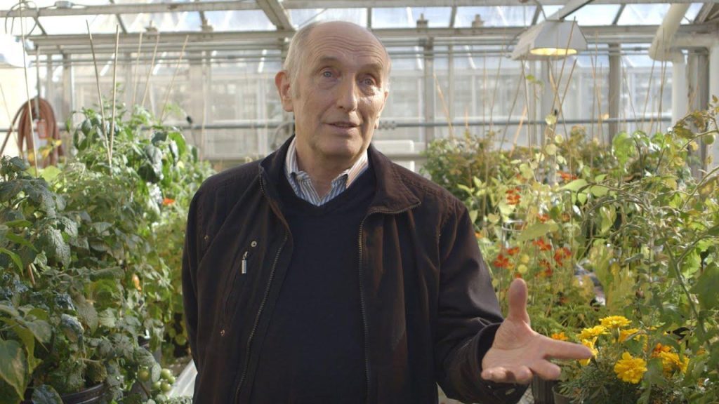 Václav Smil, especialista en energía y medio ambiente, en un invernadero rodeado de plantas