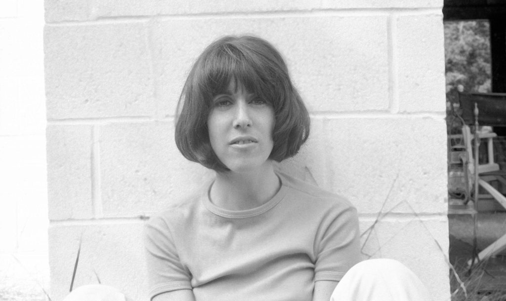 Nora Ephron, escritora y directora de cine, retrato en blanco y negro años 70