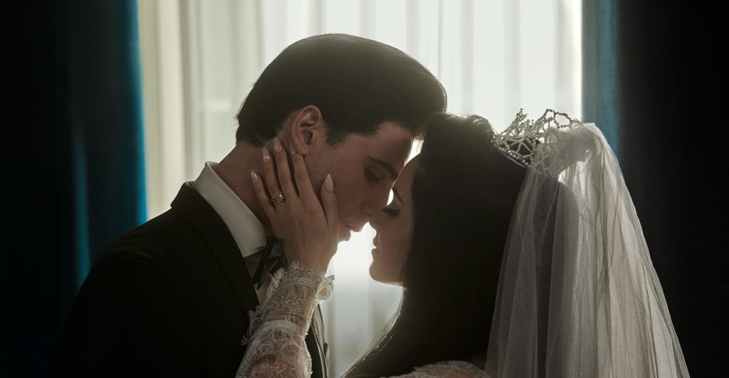 Novio en traje besando a novia con velo blanco en escena de boda cinematográfica de los años 60