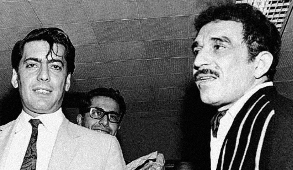 Tres hombres en blanco y negro conversando en un evento, años 60, ambiente literario de encuentro intelectual