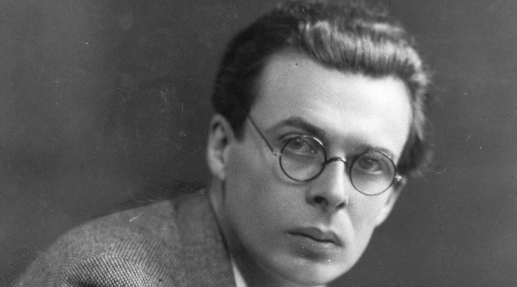 Aldous Huxley, escritor británico de gafas redondas y cabello peinado hacia atrás, retrato fotográfico en blanco y negro
