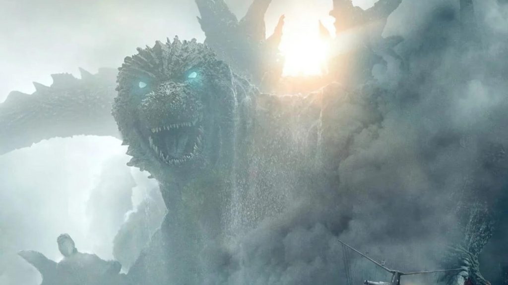 Monstruo gigante cubierto de musgo y algas emerge entre ruinas humeantes y luz dorada, destruyendo una ciudad