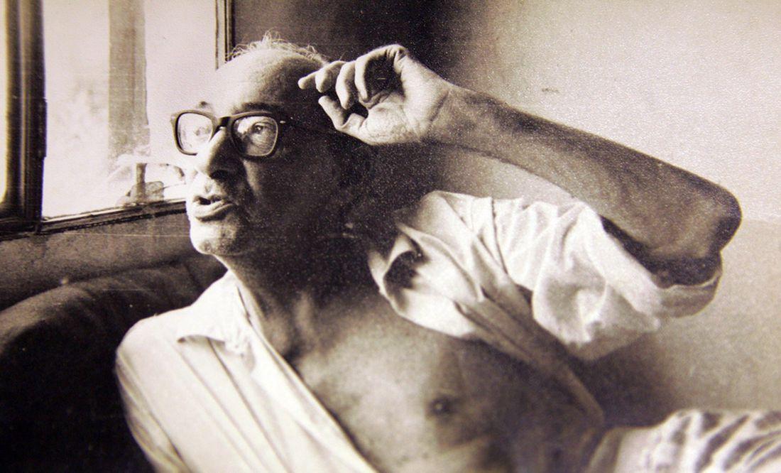 Juan Carlos Onetti ajustándose las gafas, retrato en blanco y negro, escritor uruguayo en primer plano