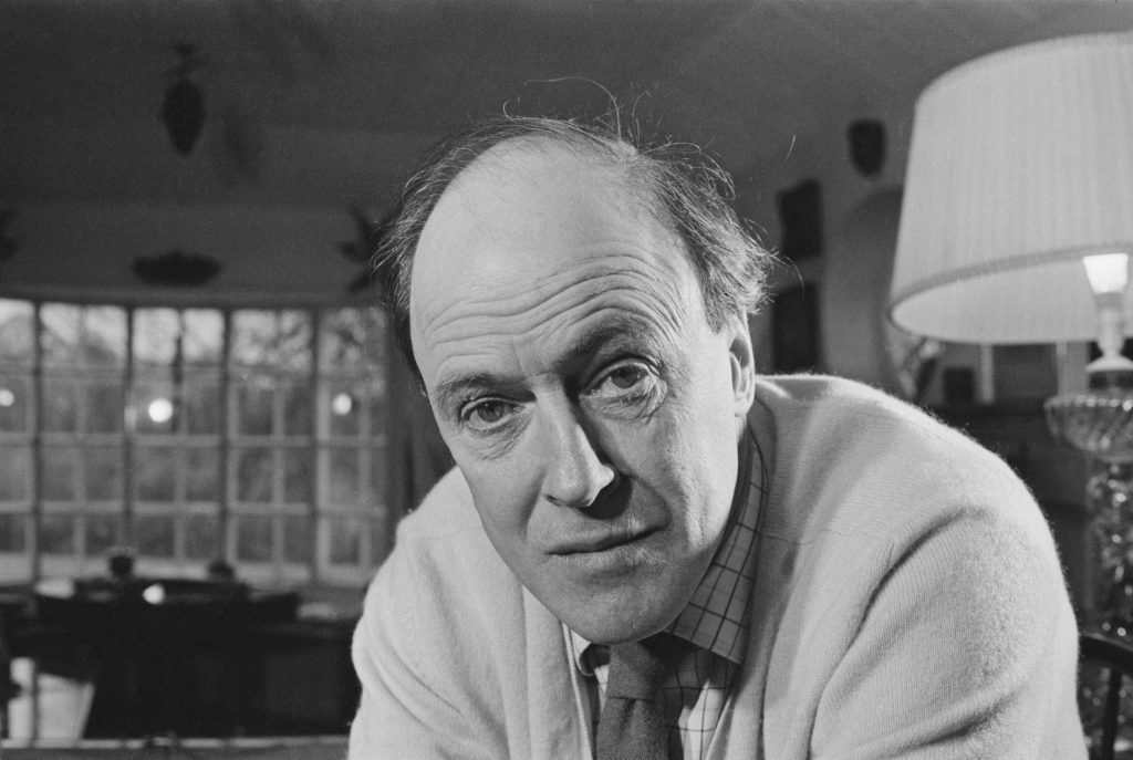Roald Dahl, escritor británico, en primer plano en su estudio con estanterías al fondo