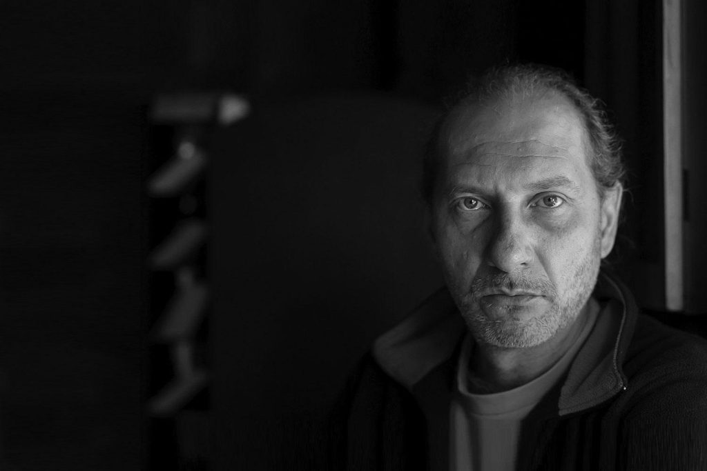 Luis Sagasti, escritor peruano, retratado en blanco y negro con expresión seria mirando hacia la cámara