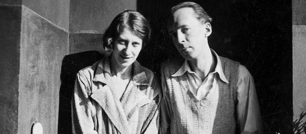 Vladimir Nabokov y su esposa Véra Slonim en blanco y negro, ambos mirando hacia un lado