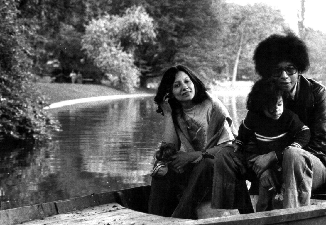 Dos mujeres sentadas junto a un río, en blanco y negro. Una de ellas es la poeta y escritora Carmen Ollé