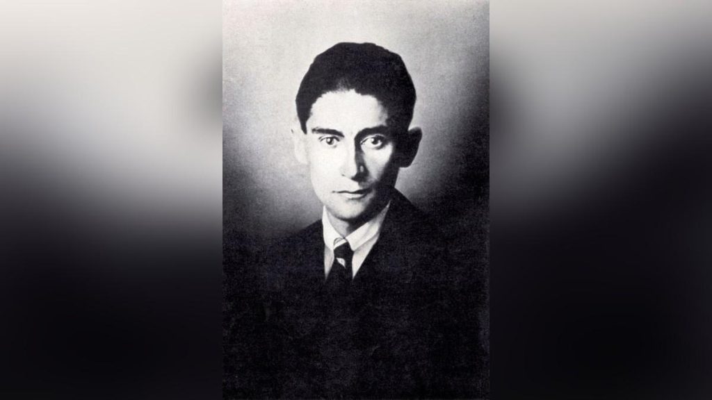 Retrato en blanco y negro de Franz Kafka, escritor checo, con traje y corbata en fotografía de estudio