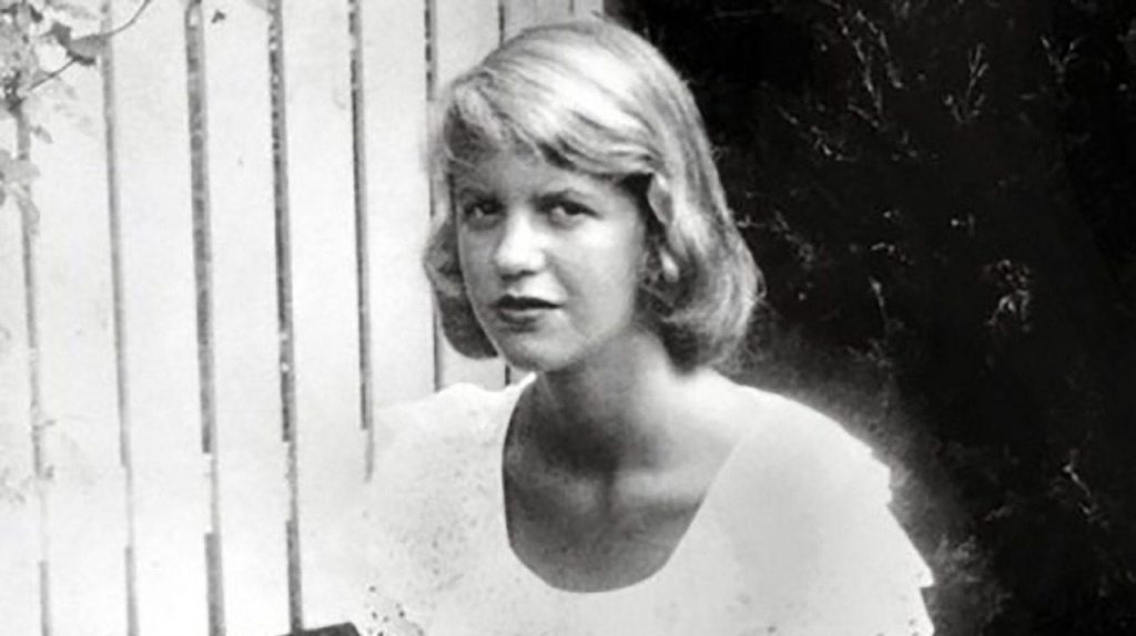 Sylvia Plath en retrato blanco y negro, escritora estadounidense de perfil mirando hacia la izquierda