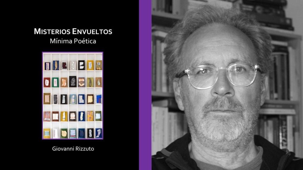 Escritor con gafas frente a estantería de libros; portada del libro Misterios envueltos con grid de portadas literarias