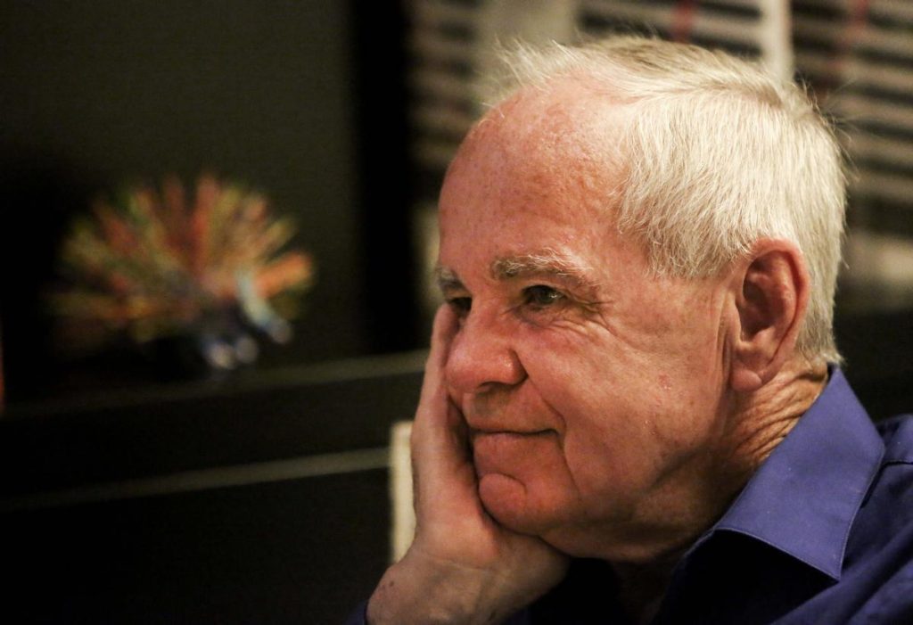 Cormac McCarthy, escritor estadounidense, de perfil en primer plano con expresión reflexiva y fondo desenfocado