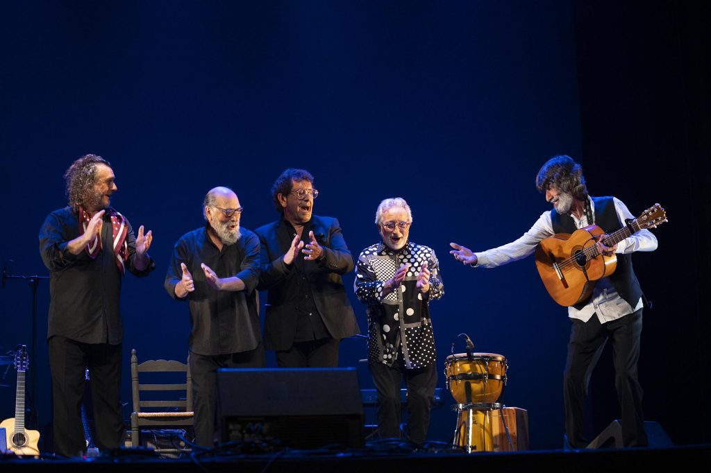 Cinco músicos en escena del Teatro Alameda: Emilio Caracafé y Raimundo Amador con guitarras, cantantes e instrumentista