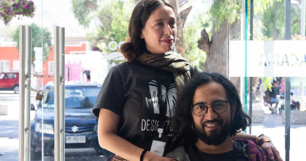 Daniel Ramírez y Eliana Herstein en conversación dentro de un espacio con ventanales y luz natural