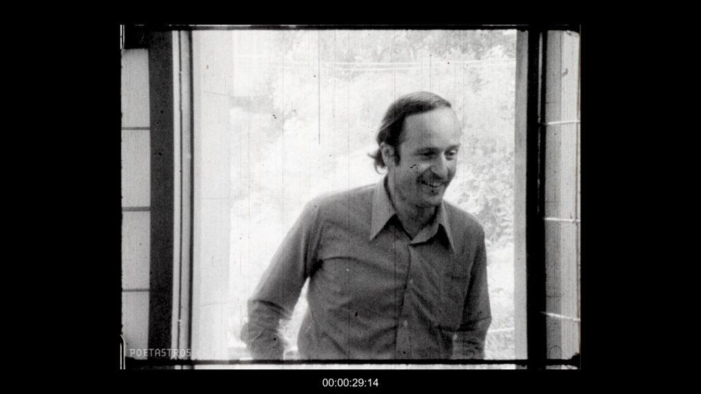Hombre mirando por ventana en blanco y negro, escena de película que refleja tensión política y crítica social