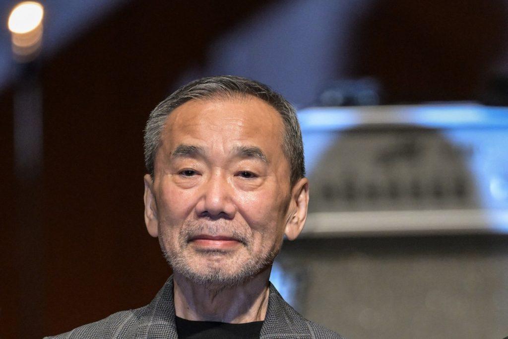 Haruki Murakami, escritor japonés, durante una conferencia o evento público con micrófono