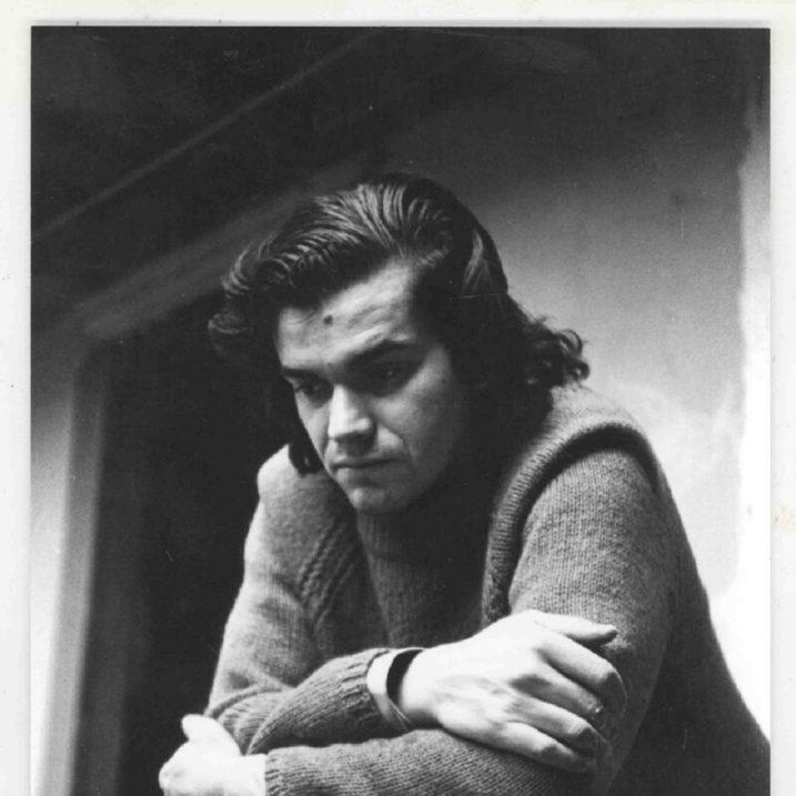 Sergio Infante, escritor chileno, retrato en blanco y negro con expresión seria y los brazos cruzados