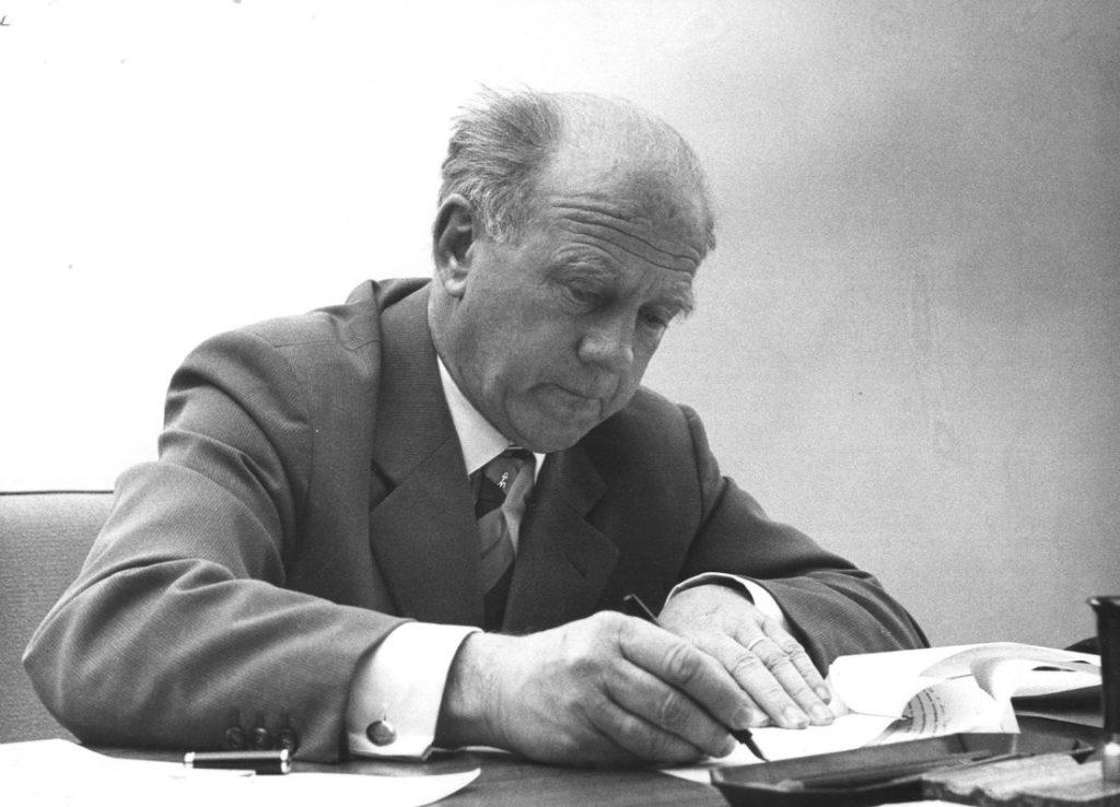 Werner Heisenberg, físico alemán, lee documentos en su escritorio en fotografía en blanco y negro