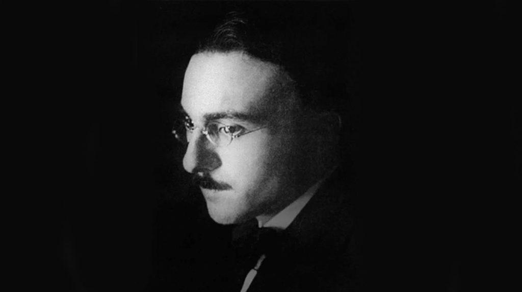 Fernando Pessoa, poeta portugués, retratado de perfil en blanco y negro con gafas y expresión pensativa