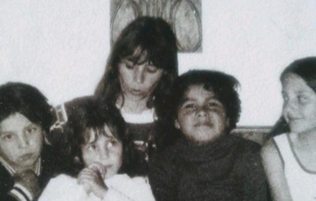 Familia Venegas Novakovic, cinco personas posando juntas en fotografía en blanco y negro de archivo