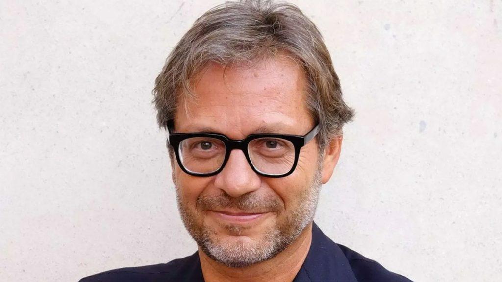 Massimo Recalcati, filósofo e intelectual italiano, retratado con gafas y sonrisa leve