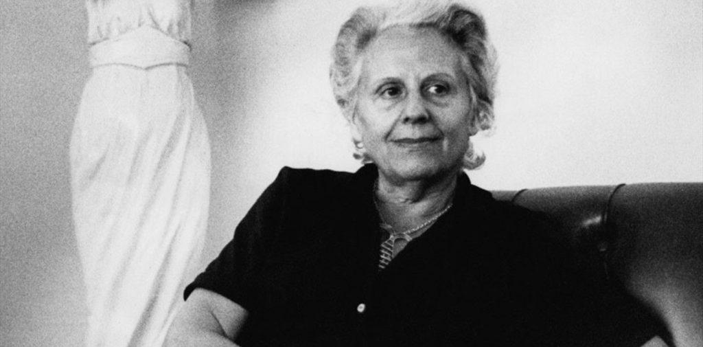 Mercè Rodoreda, escritora catalana, retrato en blanco y negro con gafas, sentada y mirando a cámara