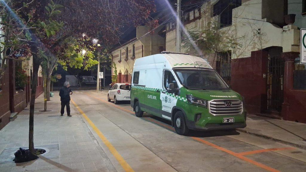 Calle nocturna de la Zona Típica William Noon con furgoneta verde estacionada, farola y edificios históricos de fondo