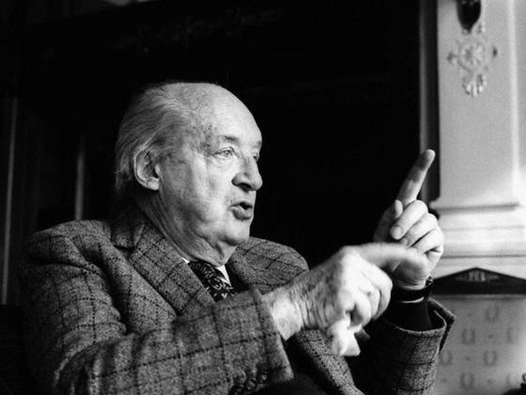 Vladimir Nabokov gesticulando durante una entrevista, retrato en blanco y negro de perfil