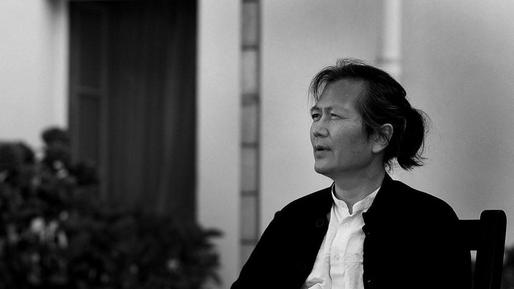 Byung-Chul Han, filósofo y ensayista, en blanco y negro durante una entrevista o conferencia