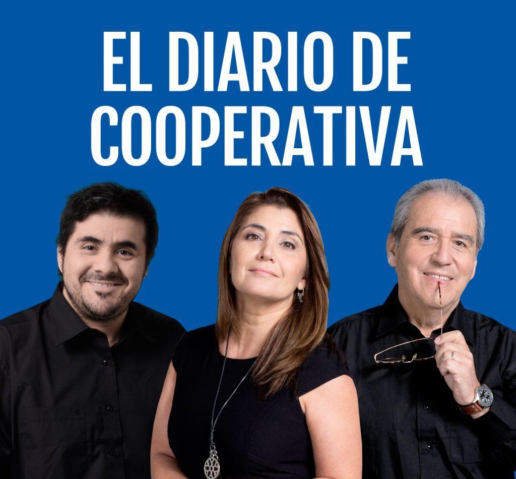 Tres conductores de radio en estudio: hombre con barba de negro a la izquierda, mujer de cabello castaño al centro