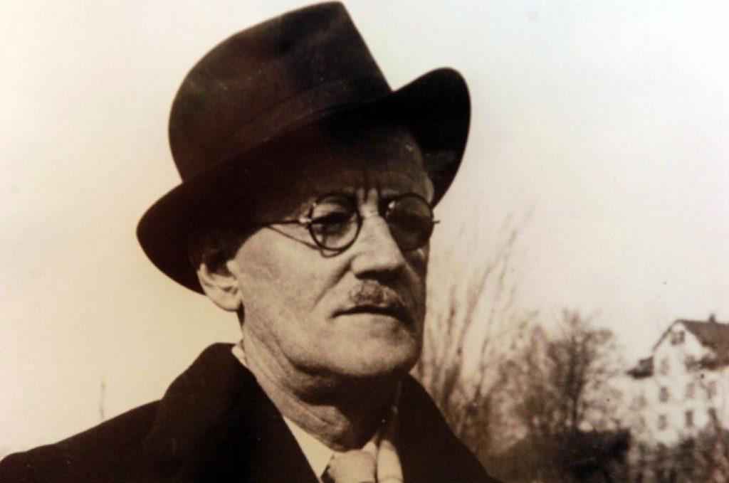 James Joyce con gafas redondas y sombrero oscuro, retrato fotográfico en blanco y negro de perfil