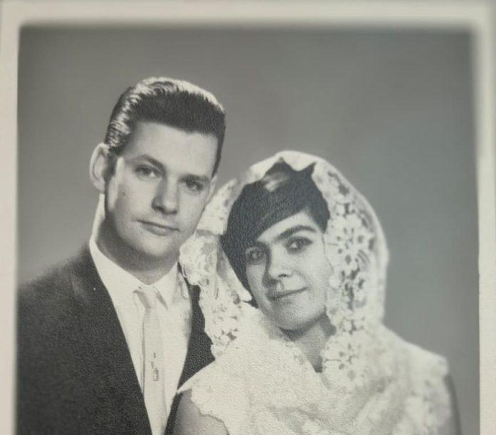 Retrato de boda en blanco y negro de Liliana Anduaga García con velo de novia, junto a su esposo en traje formal
