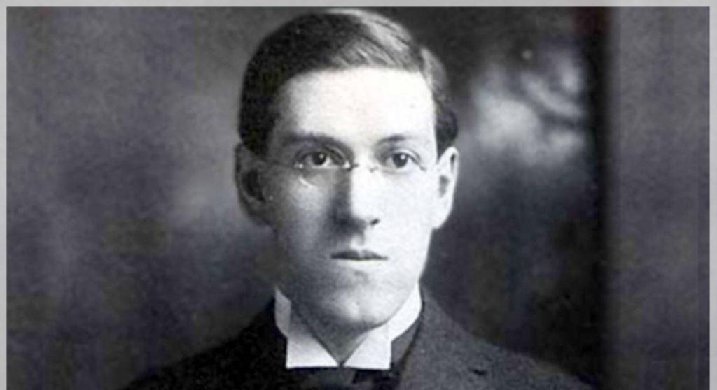 Retrato en blanco y negro de H.P. Lovecraft, escritor estadounidense, con traje y corbata, mirando hacia la cámara