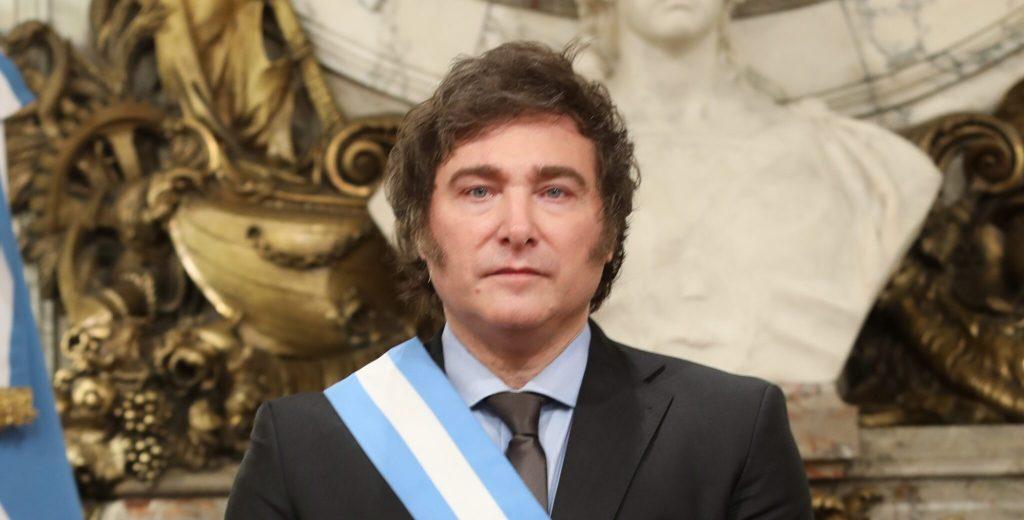 Javier Milei con banda presidencial azul y blanca, retrato formal de perfil frontal en ambiente oficial