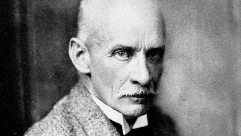 Retrato en blanco y negro de Gustav Meyrink, escritor austriaco, de perfil hacia la derecha con expresión seria