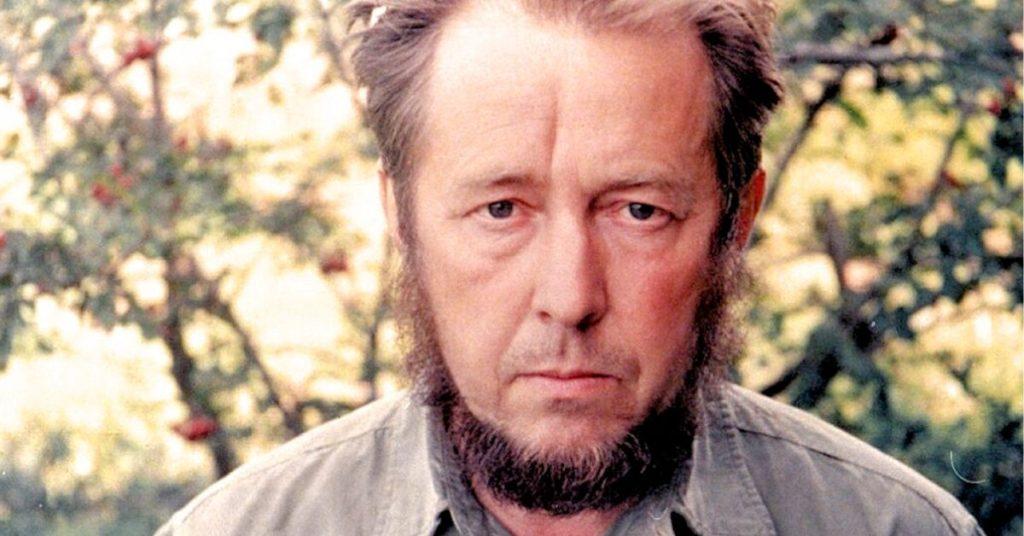 Retrato a color del escritor ruso Aleksandr Solzhenitsyn, autor de «Un día en la vida de Iván Denísovich», frente a un jardín