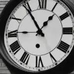 "El hombre mosca": Harold Lloyd cuelga de un reloj El hombre mosca — imagen editorial de cineyliteratura.cl